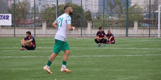 Futbolculardan görülmemiş protesto! Hakeme böyle tepki gösterdiler